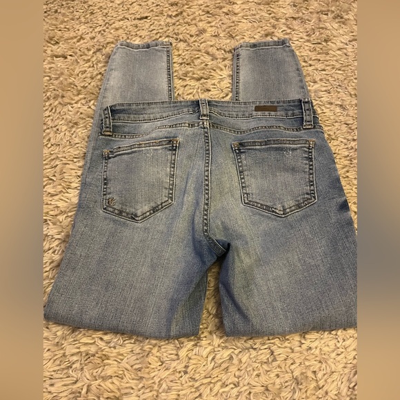 Women’s jeans Cut from the Kloth size 6 short. Grab for back 2 school! - Picture 4 of 7